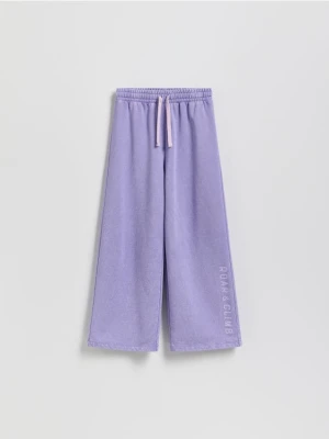 Reserved - Spodnie dresowe z nadrukiem - fioletowy