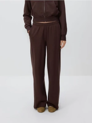 Reserved - Spodnie dresowe z szerokimi nogawkami - ciemnobrązowy