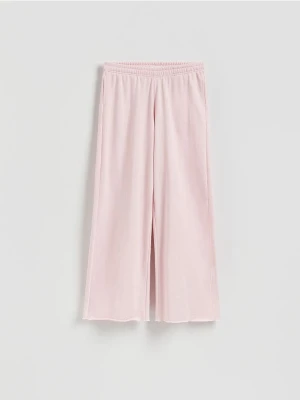 Reserved - Spodnie dresowe z szerokimi nogawkami - pastelowy róż