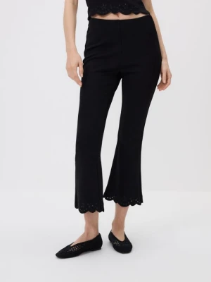 Reserved - Spodnie flare z ażurowym wykończeniem - czarny