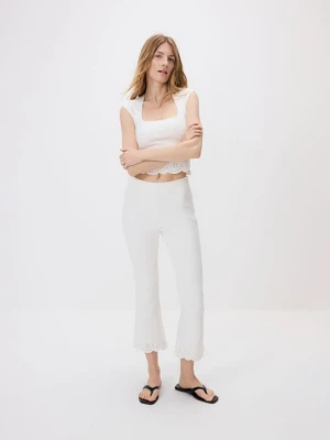 Reserved - Spodnie flare z ażurowym wykończeniem - złamana biel