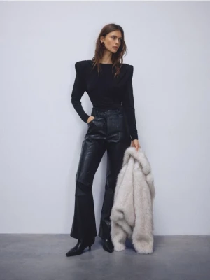 Reserved - Spodnie flare z imitacji skóry - czarny