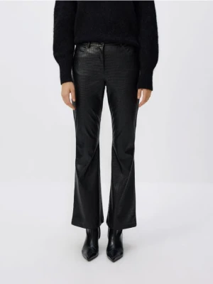 Reserved - Spodnie flare z imitacji skóry - czarny