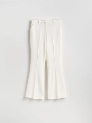 Reserved - Spodnie flare z kantem - biały