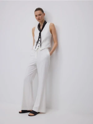 Reserved - Spodnie flare z kantem - biały