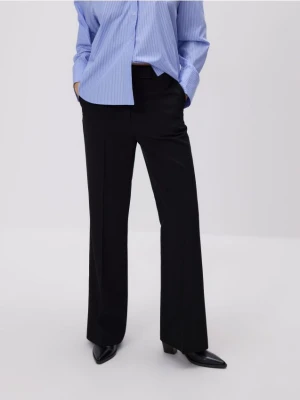 Reserved - Spodnie flare z kantem - czarny