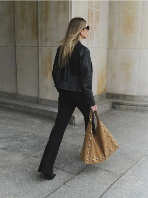 Reserved - Spodnie flare z kantem - czarny