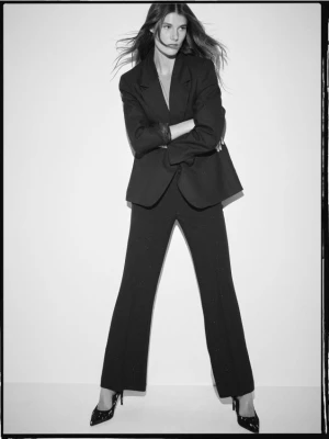 Reserved - Spodnie flare z metaliczną nitką - czarny