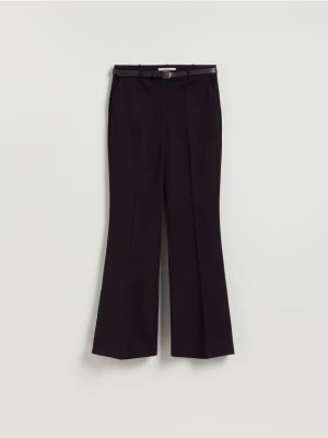 Reserved - Spodnie flare z paskiem - ciemnobrązowy