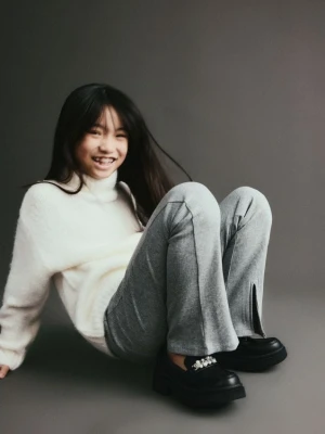 Reserved - Spodnie flare z rozcięciami - jasnoszary