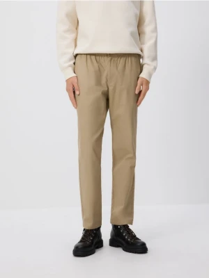 Reserved - Spodnie jogger slim - beżowy