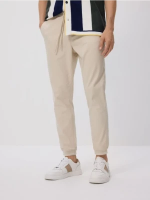 Reserved - Spodnie jogger slim - kremowy
