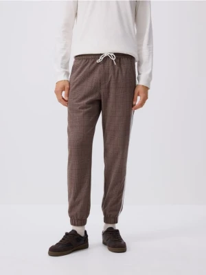 Reserved - Spodnie jogger z lampasami - brązowy