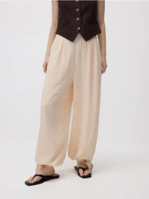 Reserved - Spodnie jogger z wiązaniem - brzoskwiniowy