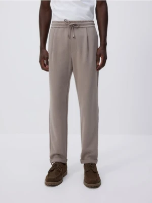 Reserved - Spodnie jogger z wiązaniem w pasie - beżowy