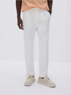 Reserved - Spodnie jogger z wiązaniem w pasie - złamana biel