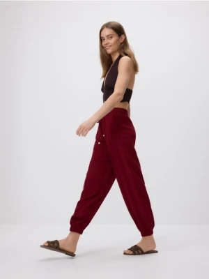 Reserved - Spodnie jogger z wiskozą - bordowy