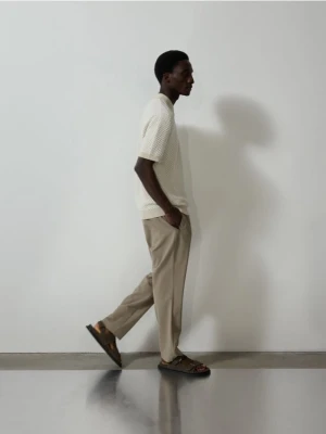 Reserved - Spodnie jogger z wiskozą - brązowy