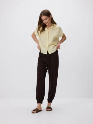 Reserved - Spodnie jogger z wiskozą - ciemnobrązowy