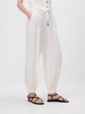 Reserved - Spodnie jogger z wiskozą - złamana biel