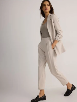 Reserved - Spodnie jogger z zakładkami - beżowy