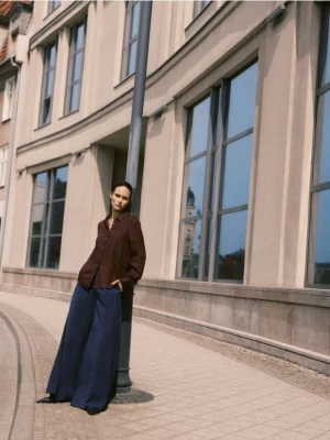 Reserved - Spodnie palazzo z wiskozy - granatowy