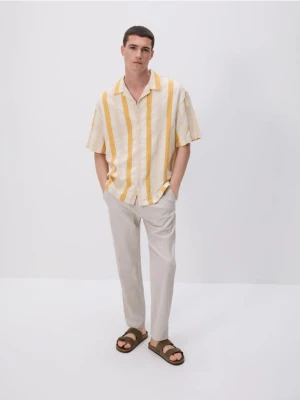 Reserved - Spodnie regular fit z lnem - beżowy