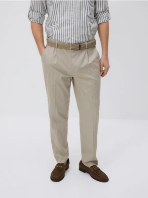 Reserved - Spodnie regular fit z paskiem - beżowy