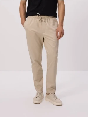 Reserved - Spodnie regular fit - złamana biel