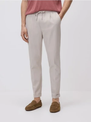 Reserved - Spodnie regular z włóknem bambusowym - beżowy