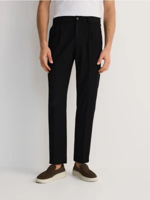 Reserved - Spodnie slim fit z kantem - czarny