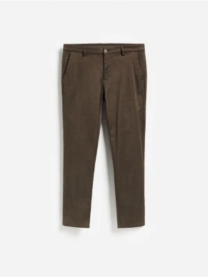 Reserved - Spodnie slim fit z mikrowzorem - brązowy