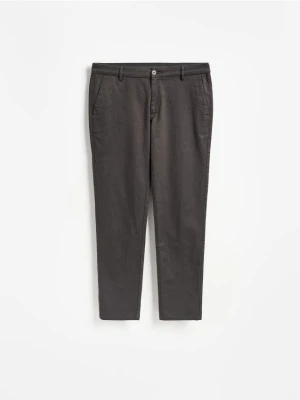 Reserved - Spodnie slim fit z mikrowzorem - ciemnobrązowy