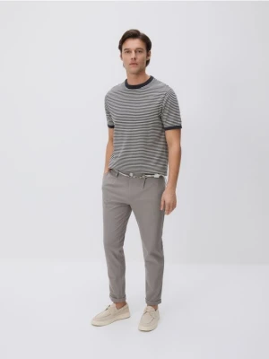 Reserved - Spodnie slim fit z paskiem - beżowy