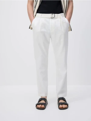 Reserved - Spodnie slim fit z paskiem - złamana biel
