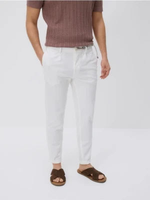 Reserved - Spodnie slim fit z paskiem - złamana biel