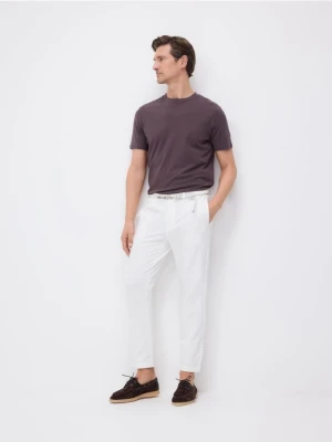 Reserved - Spodnie slim fit z paskiem - złamana biel
