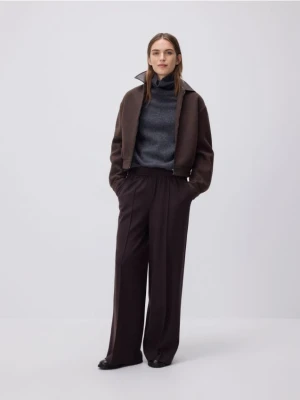 Reserved - Spodnie wide leg z kantem - ciemnobrązowy