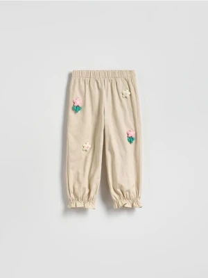 Reserved - Spodnie z aplikacją 3D - beżowy