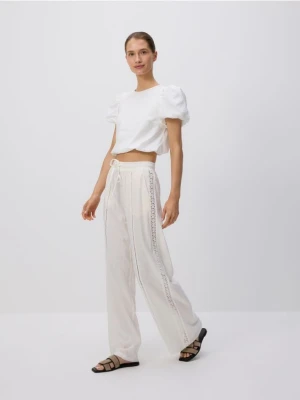 Reserved - Spodnie z ażurowym wykończeniem - biały