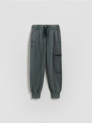 Reserved - Spodnie z efektem sprania - jasny zielony