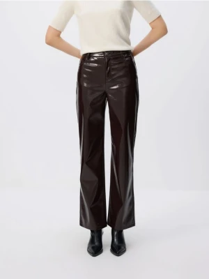 Reserved - Spodnie z imitacji skóry - burgundowy