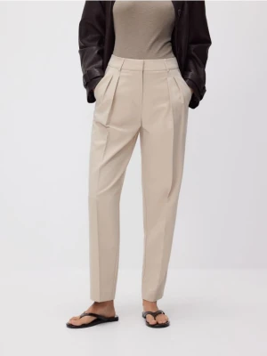Reserved - Spodnie z kantem - beżowy