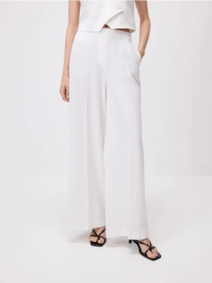 Reserved - Spodnie z kantem - biały