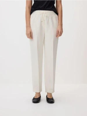 Reserved - Spodnie z kantem - biały