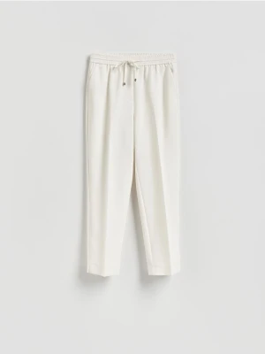 Reserved - Spodnie z kantem - biały