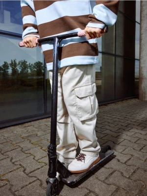 Reserved - Spodnie z kontrastowymi przeszyciami - złamana biel