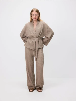 Reserved - Spodnie z kreszowanej dzianiny - beżowy