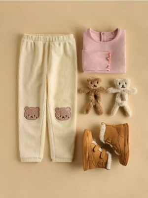 Reserved - Spodnie z naszywką - złamana biel