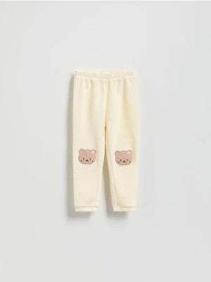 Reserved - Spodnie z naszywką - złamana biel